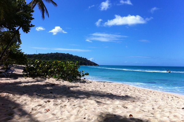 Una playa cerca, arena blanca, toallas de playa