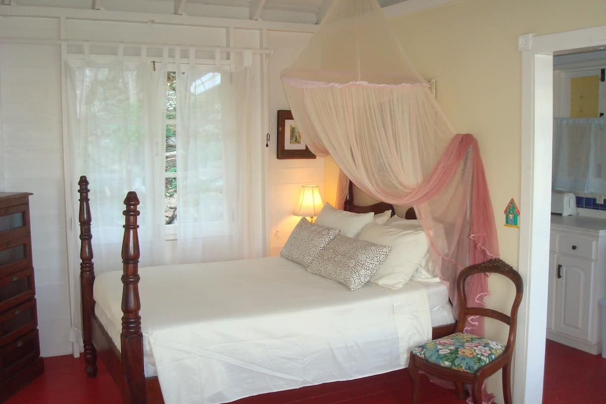 Casa de campo, sacada, vista para o jardim (Calabash) | Escrivaninha, ferros/tábuas de passar roupa, Wi-Fi de cortesia