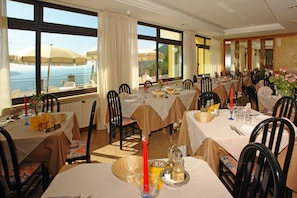 2 restaurants; lunch and dinner served  - Hotel Residence La Rotonda (Tignale)