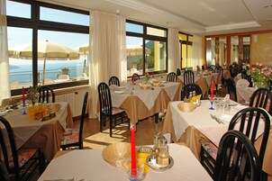 2 restaurants; lunch and dinner served