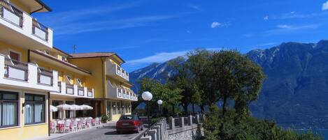 A hotel with outdoor seating and a mountain view.