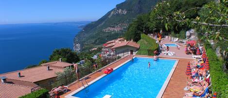 Een binnenzwembad, een seizoensgebonden buitenzwembad en ligstoelen