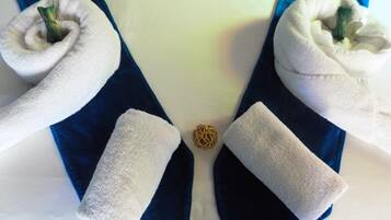 Quarto duplo conforto, varanda, vista para a cidade (Toureg) | Roupas de cama premium, cofres nos quartos, individualmente decorados