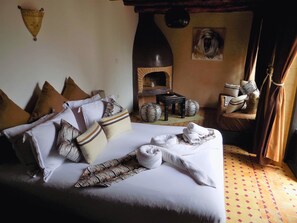 Deluxe suite, open haard, uitzicht op de stad (Sahara) | Luxe beddengoed, een kluis op de kamer, individueel gedecoreerd