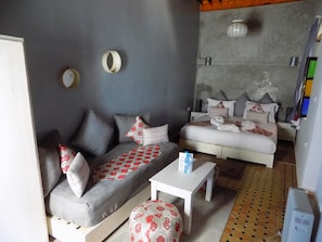 Quarto duplo conforto, varanda, vista para o pátio (Alizee) | Roupas de cama premium, cofres nos quartos, individualmente decorados