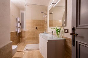 Superior Double Room | Bathroom | Shower, rainfall showerhead, designer toiletries, hair dryer - Palazzo De Cupis (Rome)