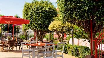 Breakfast, lunch and dinner served