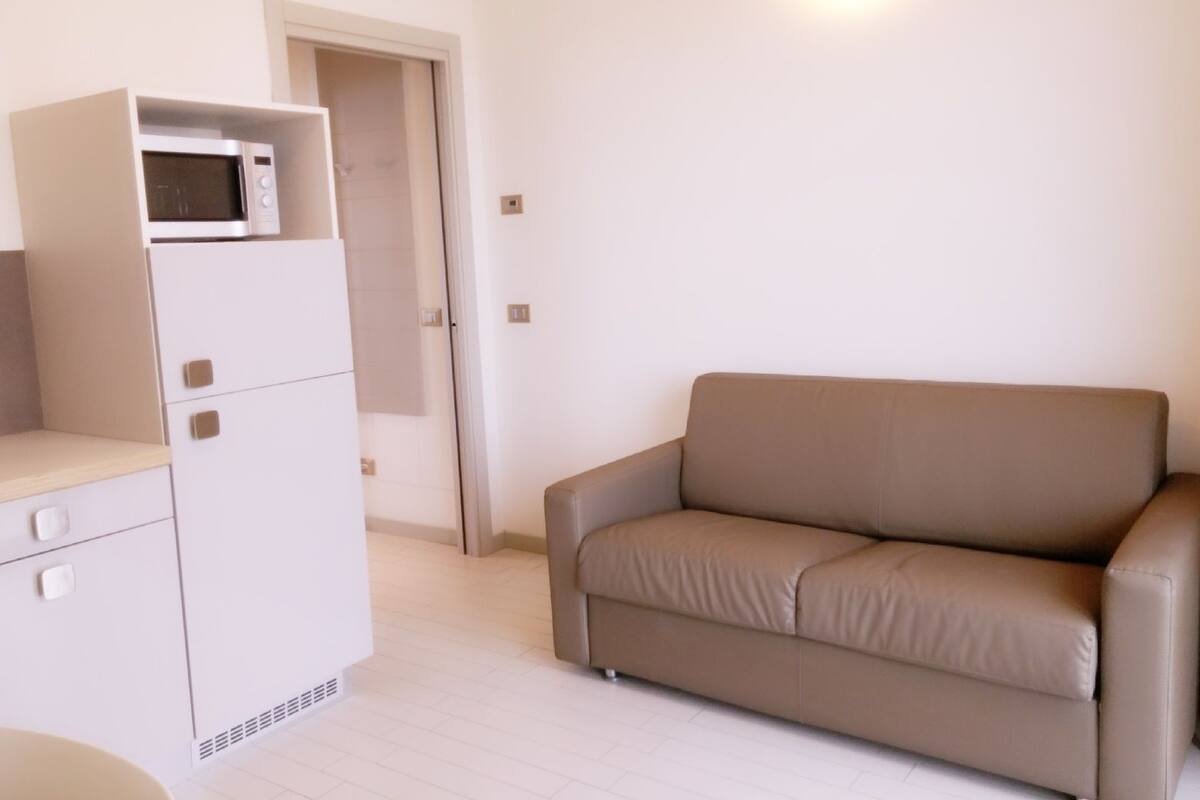 Coffee/tea maker, full-size fridge, microwave, dishwasher