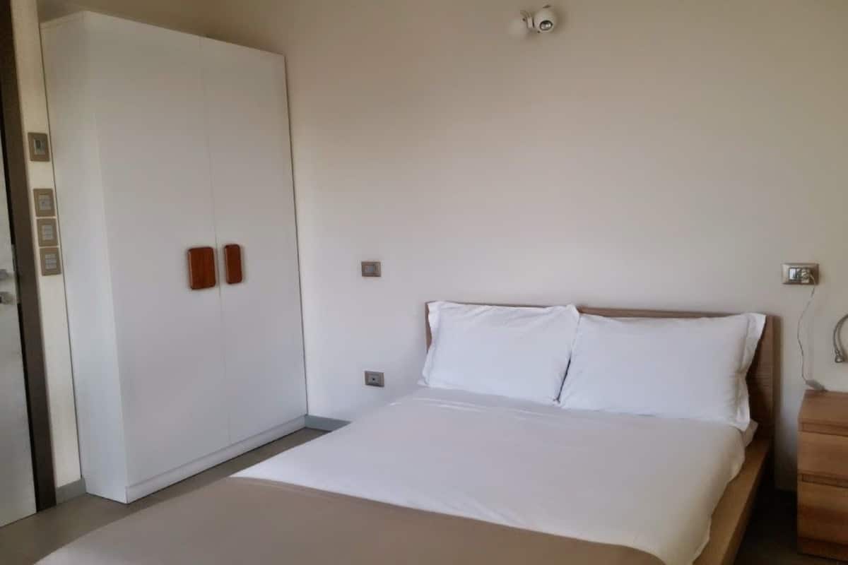 Maisonnette | Een minibar, een kluis op de kamer, een bureau, geluiddichte muren