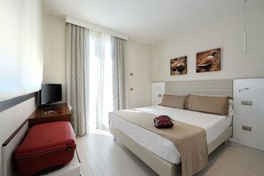Phòng Suite, 1 phòng ngủ, quang cảnh biển | Minibar, két bảo mật tại phòng, bàn, phòng cách âm 