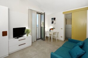 Suite, 1 habitación, vistas al mar | Sala de estar | Una televisión de pantalla plana