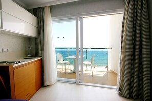 Kylskåp, spishäll och kaffe- och tebryggare