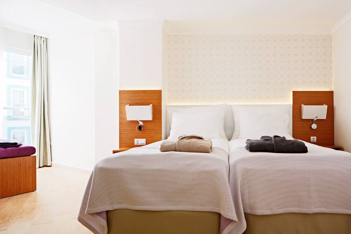 Minibar, värdeförvaringsskåp på rummet och skrivbord