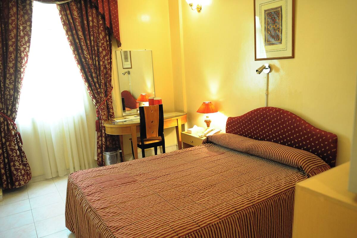 Singola Standard | Una cassaforte in camera, una scrivania, ferro/asse da stiro