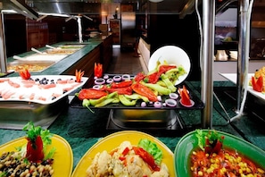 2 restaurants, breakfast served