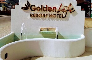 Regadera, amenidades de baño gratuitas, secadora de cabello, pantuflas