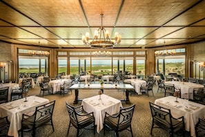 12 restaurants, breakfast, lunch, dinner served; Italian cuisine