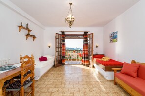 Departamento básico | Sala de estar | Televisión LED y computadora 