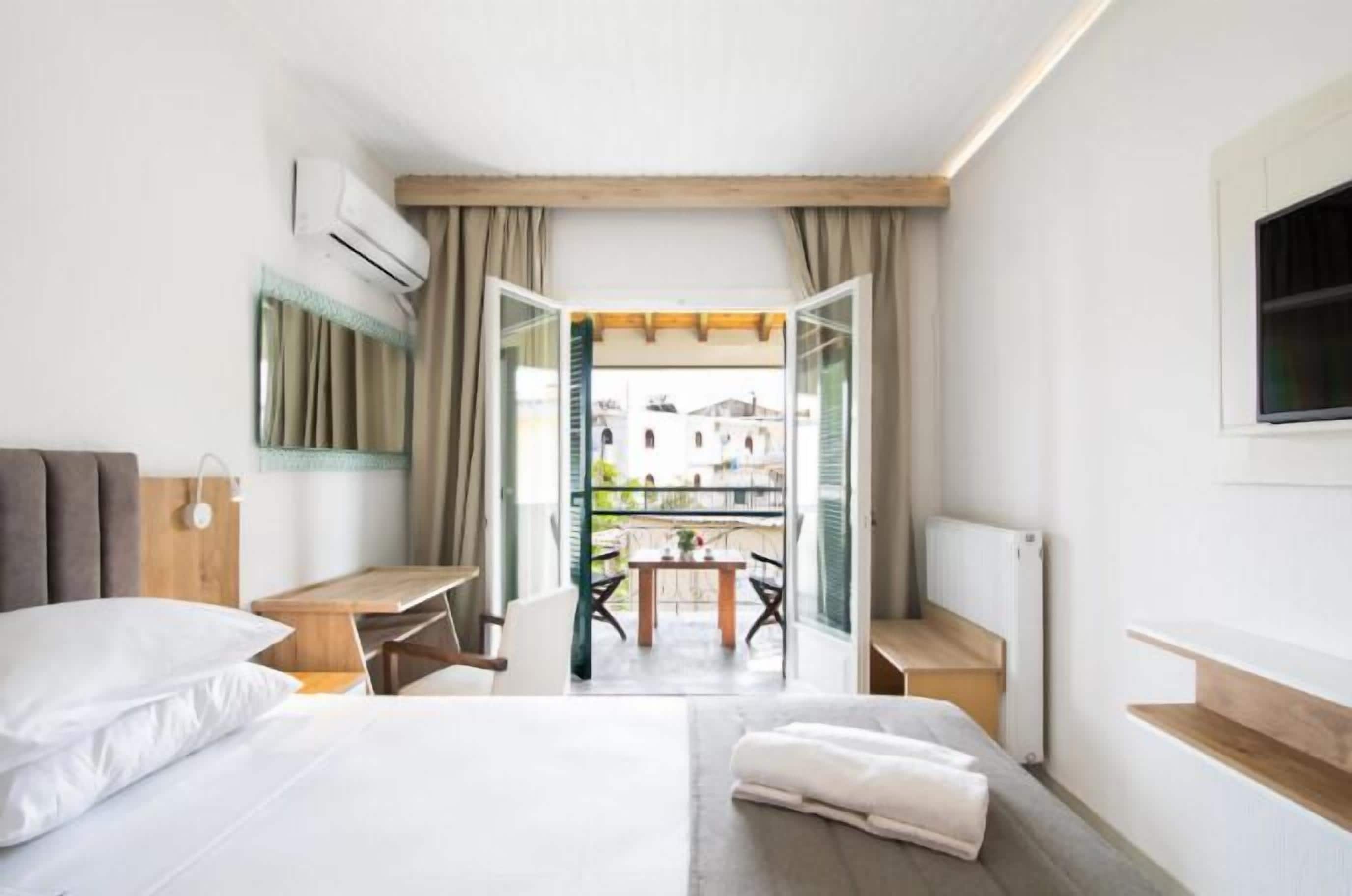 Superior tweepersoonskamer, gedeeltelijk uitzicht op zee | Een kluis op de kamer, een bureau, een laptopwerkplek, gratis wifi