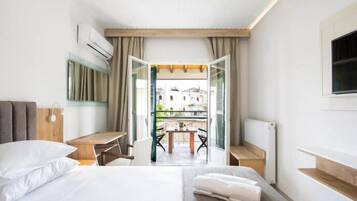 Superior tweepersoonskamer, gedeeltelijk uitzicht op zee | Een kluis op de kamer, een bureau, een laptopwerkplek, gratis wifi