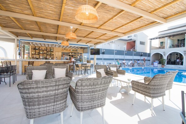 Quầy bar bên hồ bơi