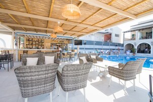 Bar junto a la piscina