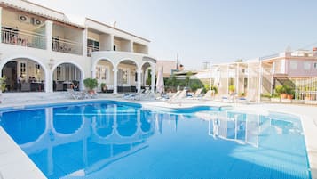 Piscina a l'aire lliure i gandules
