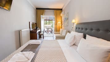 Studio Suite Junior, pemandangan kolam renang | Brankas, meja kerja, ruang kerja ramah laptop, dan Wi-Fi gratis