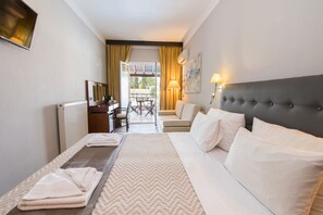 Studio Suite Junior, pemandangan kolam renang | Brankas, meja kerja, ruang kerja ramah laptop, dan Wi-Fi gratis