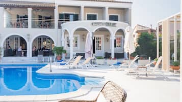 Outdoor pool, pool loungers
