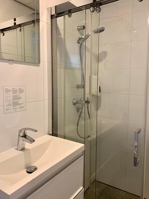 Hair dryer, towels, soap, shampoo - Hotel Chao (Utrecht)