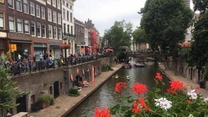 A canal with boats, a bridge, and buildings along the water. - Hotel Chao (Utrecht)