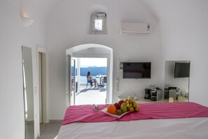 Junior Suite (Sunset) | Minibar, in-room safe, desk, soundproofing - Asma Suites (Santorini)