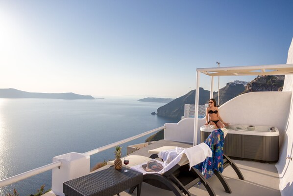 Deluxe Suite | Minibar, in-room safe, desk, soundproofing - Asma Suites (Santorini)