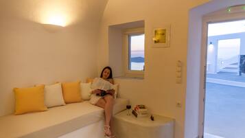 Suite Standar | Minibar, brankas, meja kerja, dan kedap suara