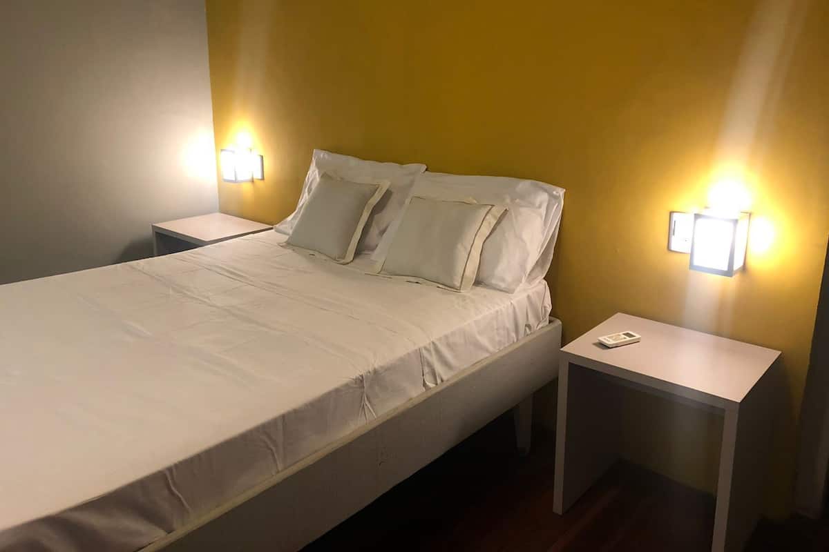 Habitación triple de diseñador | Minibar, caja de seguridad en la habitación y decoración personalizada