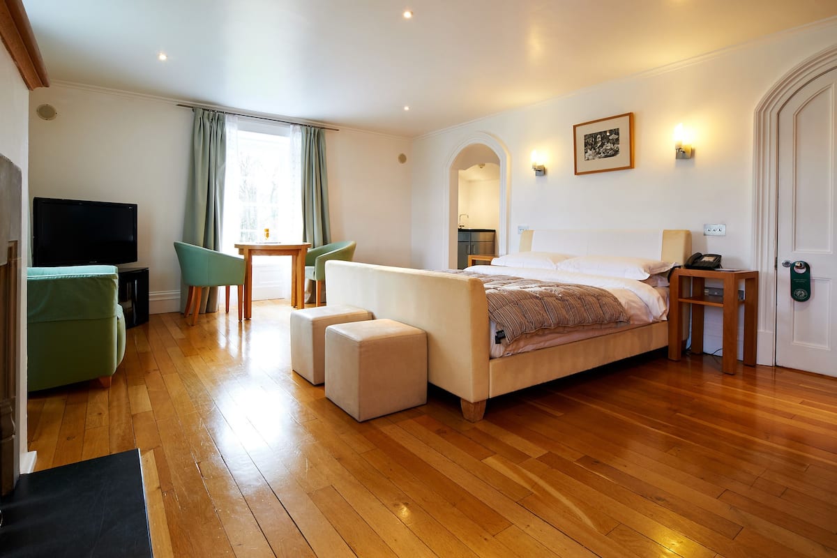 luxury double room (in castell deudraeth) | soundproofing, iron/ironing board, cots/infant beds, free wifi