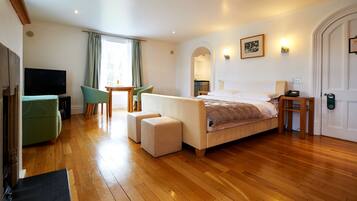 Luxury Double Room (in Castell Deudraeth) | Soundproofing, iron/ironing board, cribs/infant beds, free WiFi