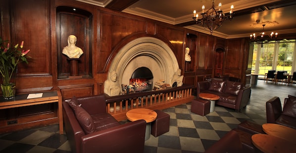2 bars/lounges