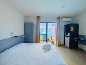 Luxe beddengoed, een bureau, geluiddichte muren, gratis wifi