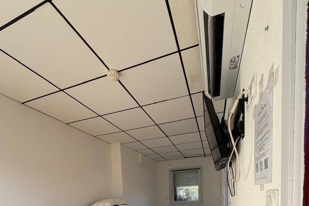 Hochwertige Bettwaren, Schreibtisch, schallisolierte Zimmer