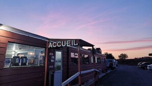 A building with a sign reading "ACCUEL" and a visible entrance. - Hôtel Acajou (Argelès-sur-Mer)