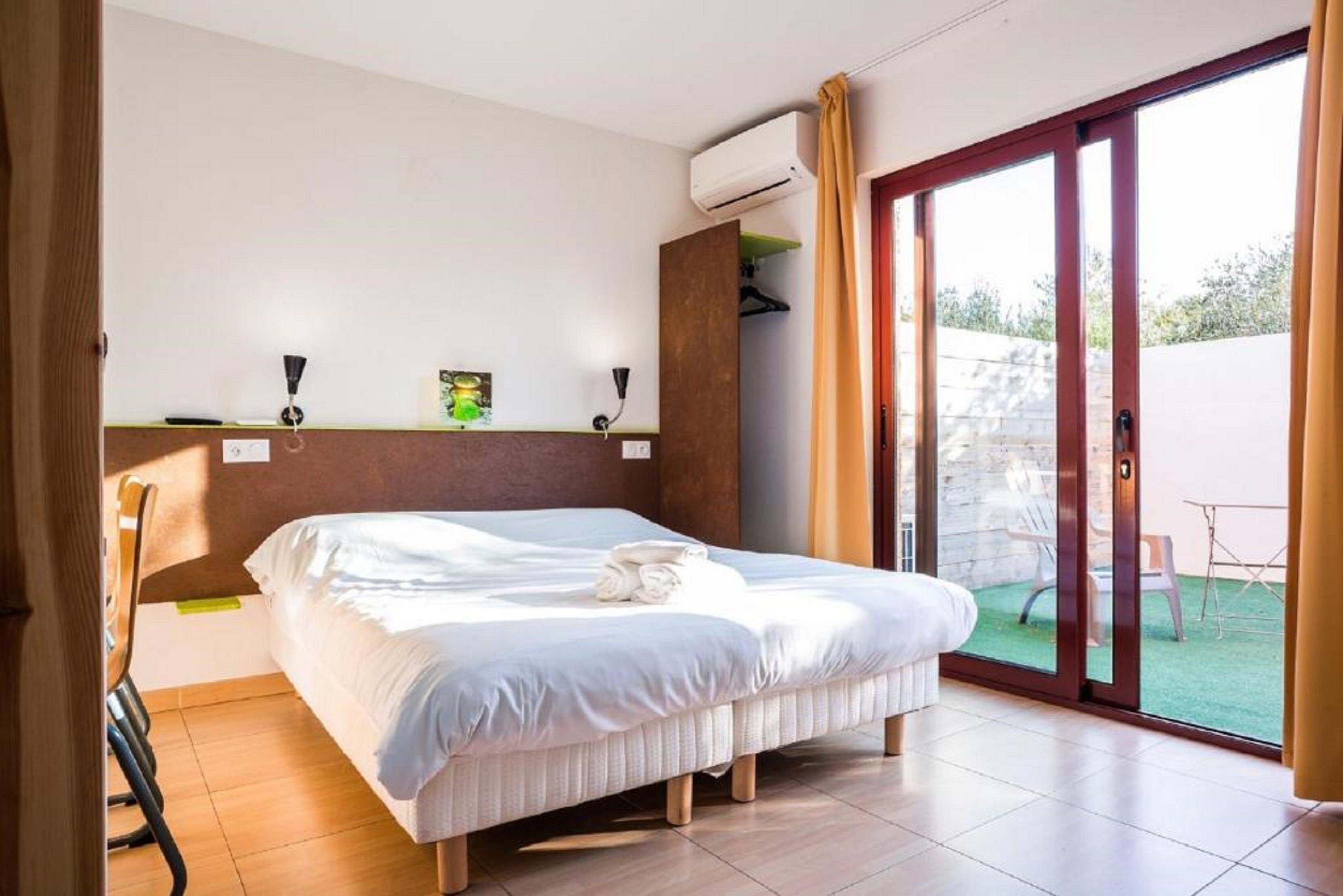 1 bedroom, premium bedding, desk, soundproofing