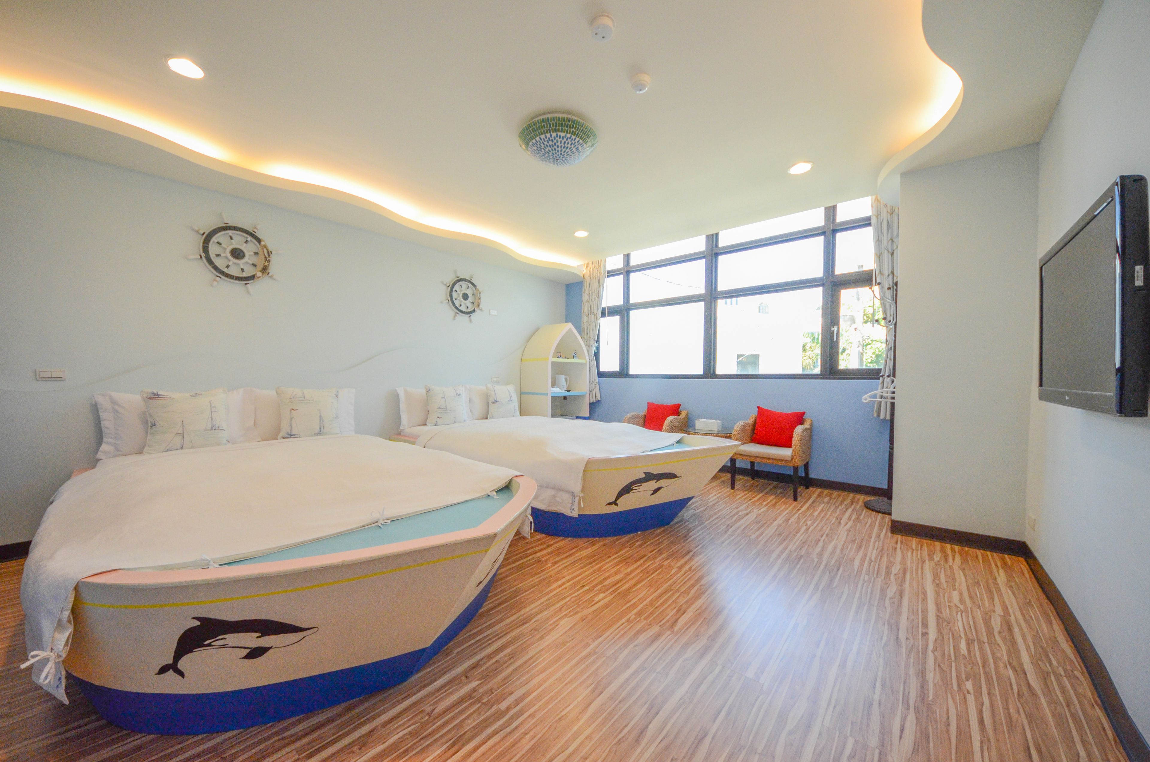 quadruple room | desk, blackout curtains, rollaway beds, free wifi