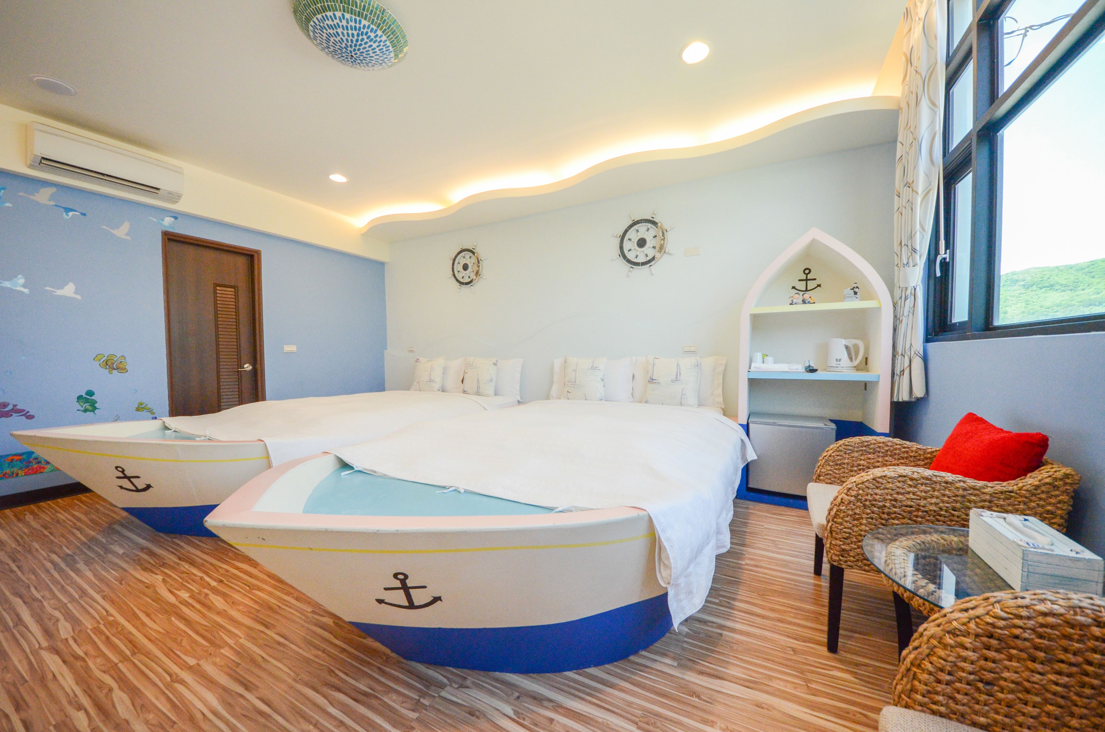 quadruple room | desk, blackout curtains, rollaway beds, free wifi