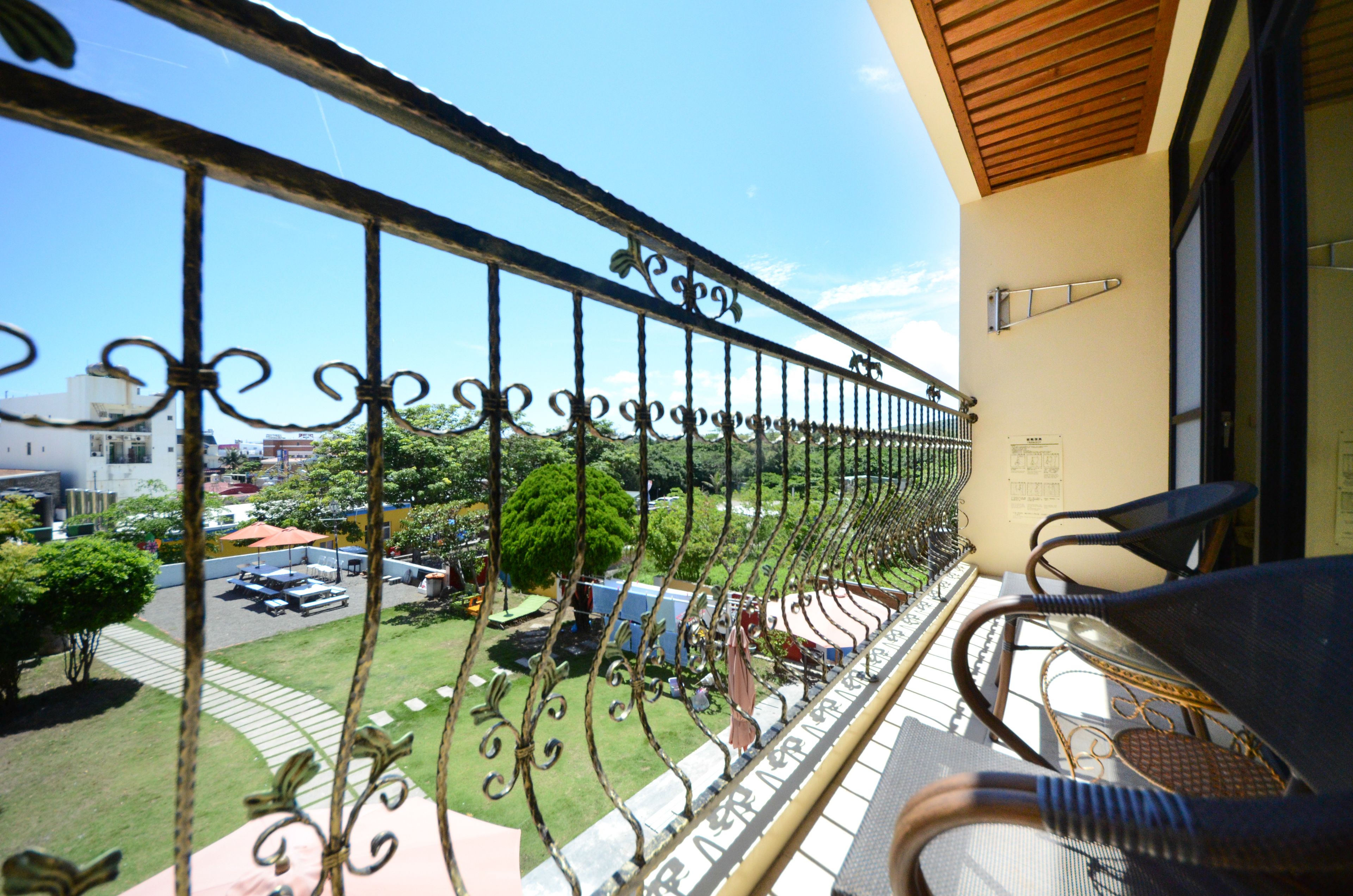 quadruple room | desk, blackout curtains, rollaway beds, free wifi