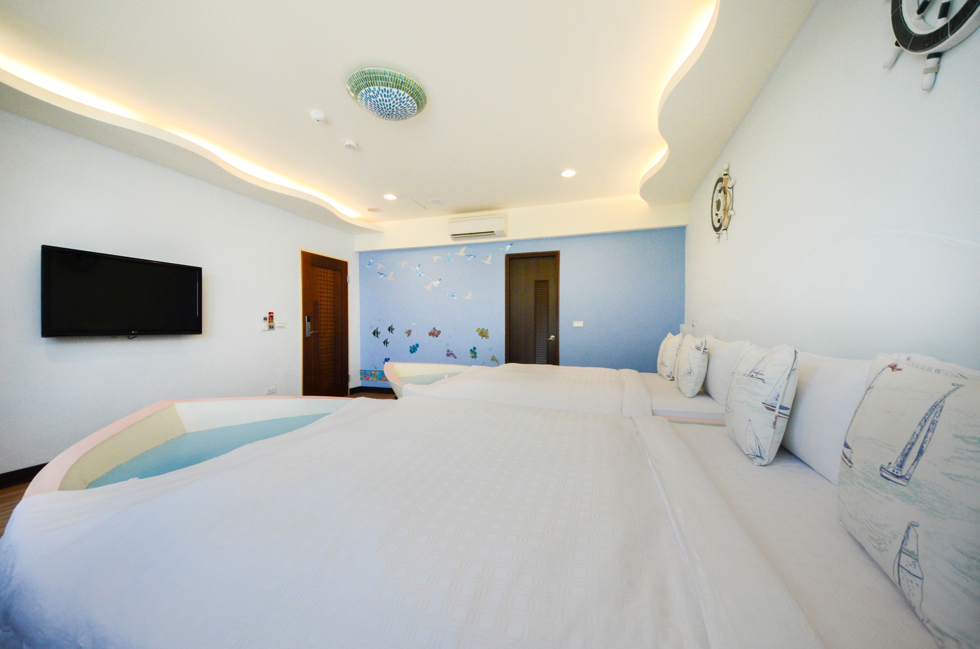 quadruple room | desk, blackout curtains, rollaway beds, free wifi