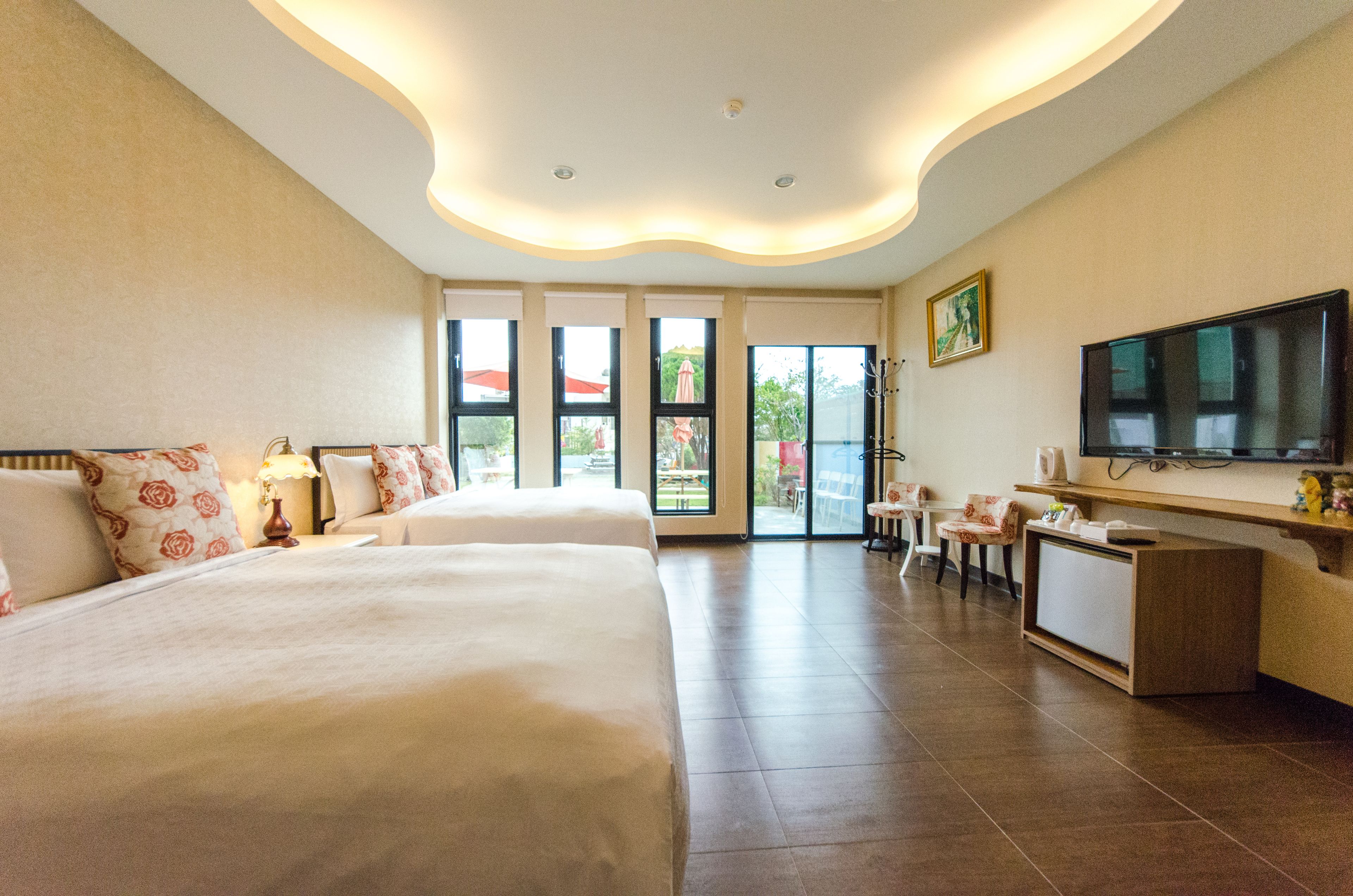 quadruple room | desk, blackout curtains, rollaway beds, free wifi