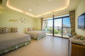 Habitación cuádruple | Escritorio, cortinas opacas, camas supletorias y wifi gratis