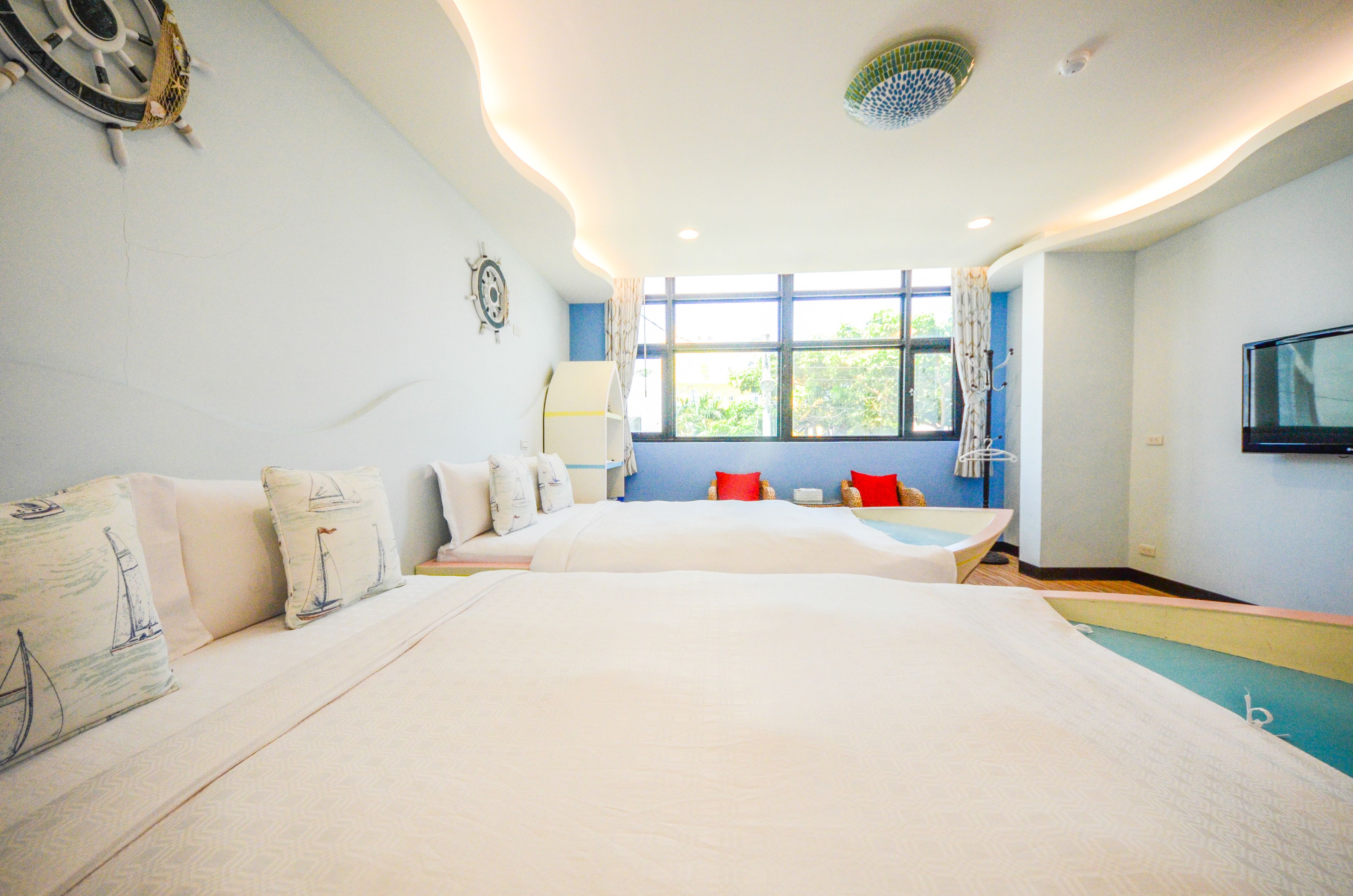 quadruple room | desk, blackout curtains, rollaway beds, free wifi